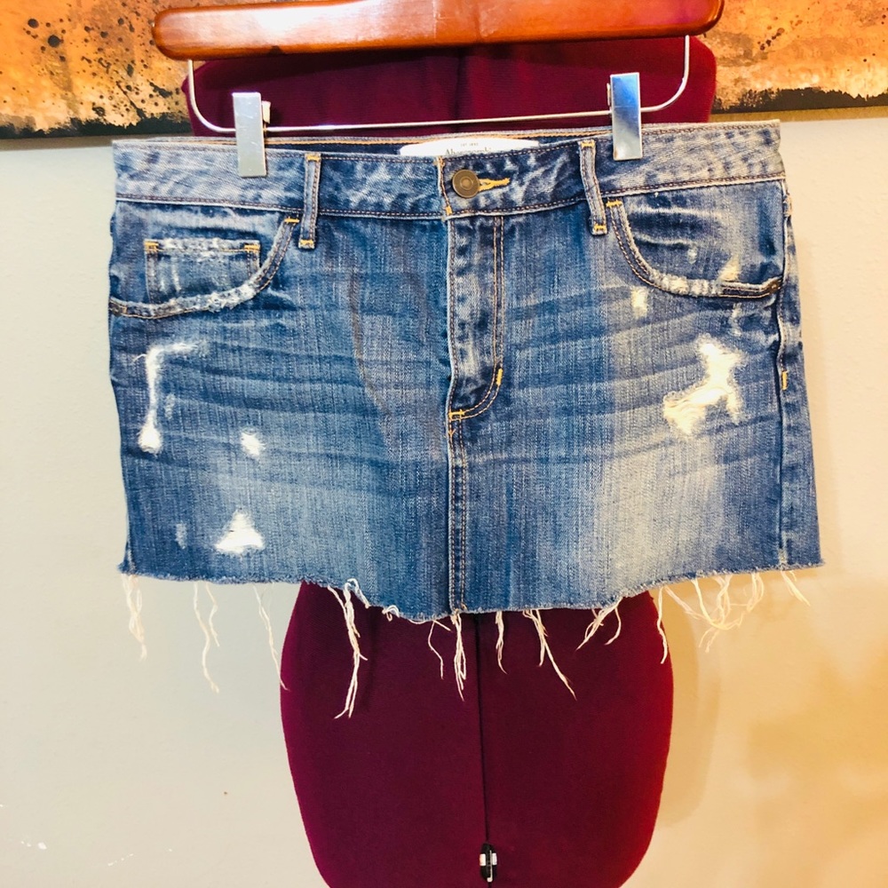 ABERCROMBIE & FITCH EUC Distressed Miniskirt 29
